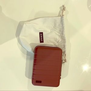 Away Mini Case in burgundy. NIB!